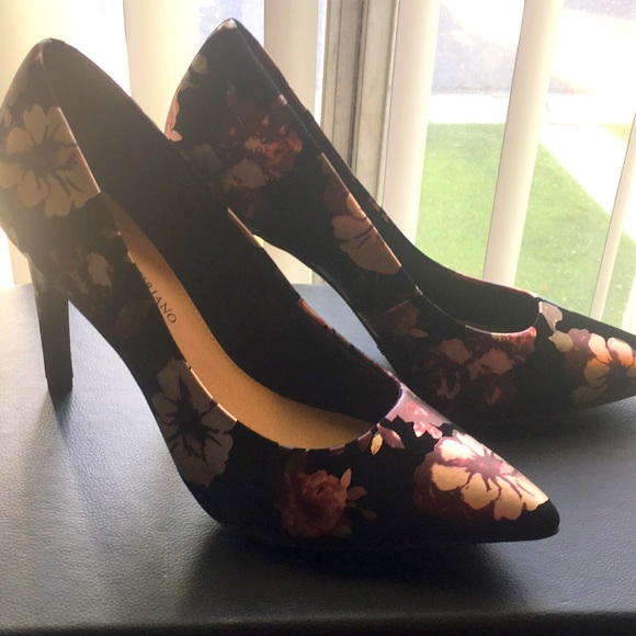 Never worn flower pattern heels size 9.5w - Picture 1 of 6